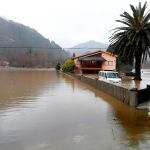 El Sella se ha desbordado a su paso por Santianes (Arriondas)
