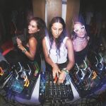 El equipo de «Black Heart» en la cabina de la discoteca Momento. A la izquierda, Cristina Sainz, CEO, en medio la DJ Katy Sainz, fundadora y Ana Ureña, directora de contenidos.