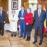Rafael Catalá, Alfonso Fernández Mañueco y María José Salgueiro, junto a los condecorados por la Cruz