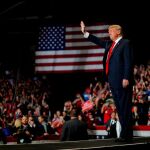 El presidente Donald Trump en un acto de la campaña de las elecciones legislativas / Reuters