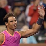 Nadal saluda al público después de imponerse a Donaldson