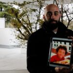 Rafael, con una fotografía de su hijo