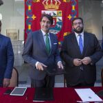 Carlos García, Juan Carlos Suárez-Quiñones, Jesús Manuel Sánchez-Cabrera y José Francisco Hernández Herrero suscriben el convenio de colaboración