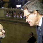 Artur Mas y Antonio Baños hablan el pasado 10 de noviembre en el Parlamento de Cataluña.