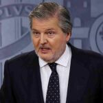 El ministro de Cultura y portavoz del Gobierno, Íñigo Méndez de Vigo, durante la rueda de prensa posterior al Consejo de Ministros, hoy en el Palacio de La Moncloa.