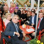 Alrededor de la mesa y de izda. a dcha., los alcaldes Narciso de Foxá, David Pérez García y Antonio González