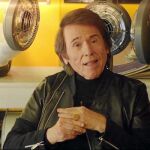 Raphael, en «Mi gran noche», dirigida por Álex de la Iglesia, en el que el cantante interpreta a Alphonso