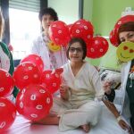 Profesionales de Pediatría en el Hospital del Bierzo durante la jornada de lanzamiento de besos el pasado mayo