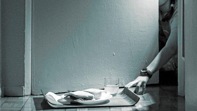 Se dice de aquella persona afectada por una patología mental que decide recluirse en su habitación para evitar cualquier conducta social
