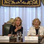 La delegada del Gobierno, Concepción Dancausa, junto a La alcaldesa de Madrid, Manuela Carmena.