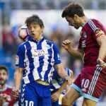 Óscar Romero (i) salta por el balón con el centrocampista de la Real Sociedad Xabi Prieto