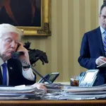 Donald Trump habla por teléfono en el despacho oval