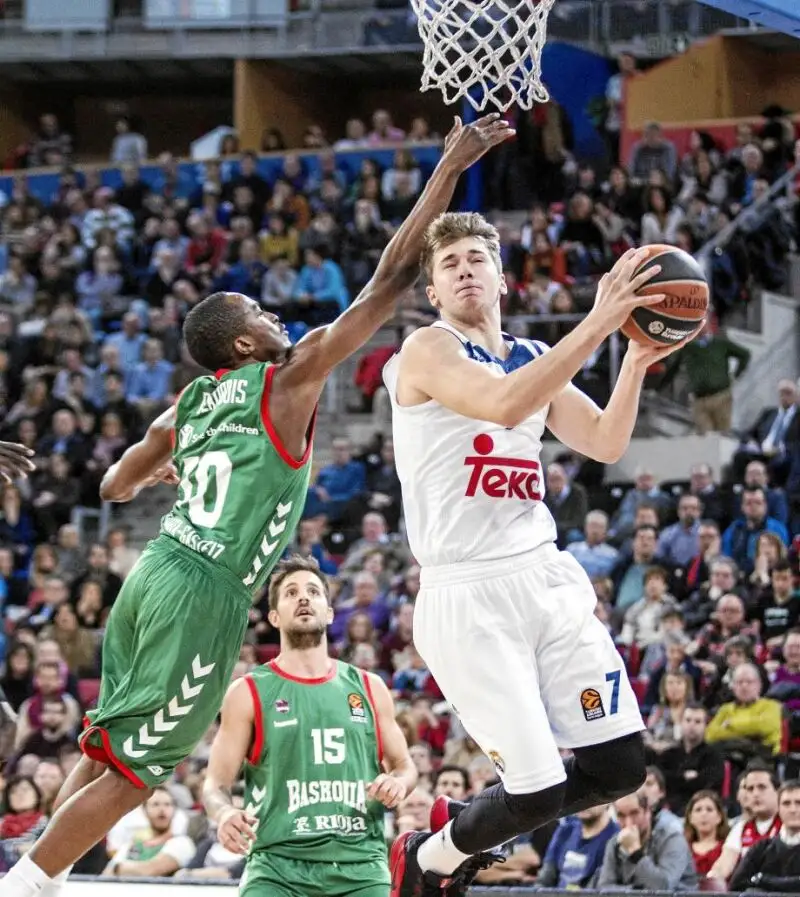 Luka Doncic entra a canasta en el partido ante el Baskonia