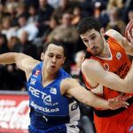 El base del Valencia Basket, Guillem Vives (d), trata de pasar al base británico del RETAbet.es Gipuzkoa Basket Club, Andrew Lawrence, durante el partido