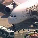 Imagen del avión de Emirates en el aeropuerto JFK de Nueva York. (WABC 7 via AP)