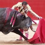 Rafaelillo, ante un toro de Miura, en imagen de archivo