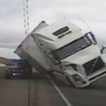 Momento en el que el tráiler cae sobre el vehículo policial