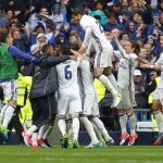 Los jugadores del Real Madrid celebran el gol marcado por Marcelo, el segundo del conjunto blanco, ante el Valencia.