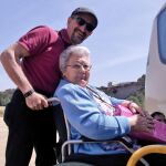 La campaña «Navidad en compañía» que ha puesto en marcha por segundo año la Concejalía de Familia y Servicios Sociales del Ayuntamiento de León tiene como objetivo que los mayores de 65 años no se encuentren solos