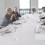 Los cuatro ex alcaldes con Carmena y el cocinero que preparó el menú, Javier Esteve, el pasado jueves en el Palacio de Cibeles