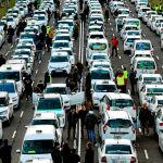 Los taxistas, ayer por la mañana, momentos antes de ser desalojados de la Castellana por la Policía / Efe