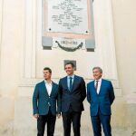 Sánchez, ayer en Cádiz, junto al número 5 del PSOE por esta provincia, el historiador Francisco Javier Ramírez (izquierda), y el delegado del Gobierno en Andalucía, Lucrecio Fernández / Efe