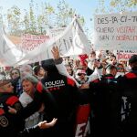 La protesta de los médicos ante el Parlament congregó a unas 1.300 personas, que se presentaron con numerosas pancartas