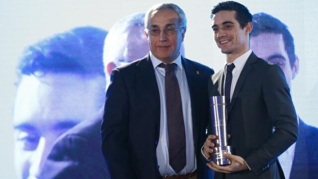 El presidente del Comité Olímpico Español, Alejandro Blanco (i), entrega al patinador Javier Fernández (d) el premio al mejor deportista individual
