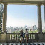 Vistas de la ciudad de México desde la terraza del Castillo de Chapultepec Enclavado en pleno centro de la ciudad, este cinco estrellas cuenta con 500 habitaciones, piscina climatizada, spa, zona wellness, varios restautantes y una planta «premium» ubicada en el piso 12.