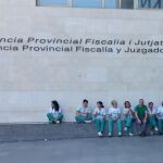 Trabajadores de al limpieza ataviados con mascarillas, se tomaban ayer un descanso a las puertas de los juzgados