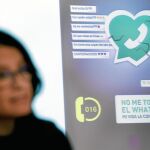 Oltra ante el cartel anunciador de la campaña «no me toques el whatsup»