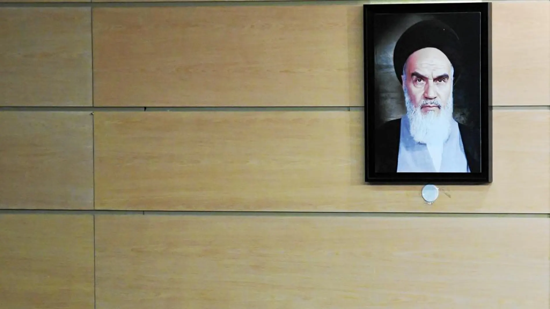 Bajo la sombra del ayatolá Jomeini. Hasan Rohani, Tayyip Erdogan y Vladimir Putin en la rueda de prensa conjunta que ofrecieron tras reunirse en Teherán para buscar una solución conjunta a la crisis siria.