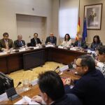 El secretario de Estado de Infraestructuras, Transporte y Vivienda, Julio Gómez-Pomar, durante una reunión con representantes sindicales del sector de la estiba y la patronal
