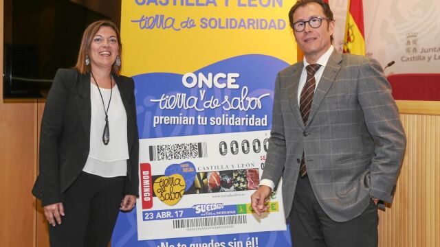 Milagros Marcos e Ismael Pérez presentan el cupón de la ONCE para el Día de Castilla y León