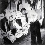Pablo Picasso, retratado por la artista Dora Maar, en un momento de la realización de su impresionante 'Guernica' en su taller de París