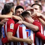 Griezmann (c) celebra el primer gol de su equipo ante el Sporting de Gijón.