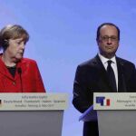 El presidente de Francia, François Hollande (2i); la canciller alemana, Angela Merkel; el presidente del Gobierno, Mariano Rajoy (2d), y el primer ministro italiano, Paolo Gentiloni (i), a su llegada a la cumbre a cuatro celebrada hoy en el Palacio de Versalles, en Francia.