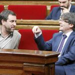 El presidente de la Generalitat, Carles Puigdemont, junto al vicepresidente Oriol Junqueras, ayer, en el Parlament