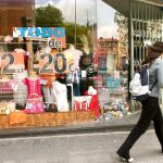 Cada año, echan el cierre miles de pequeños comercios / Foto: Efe