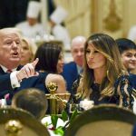 El presidente Trump y su esposa Melania, durante la cena de Acción de Gracias que tuvo lugar la noche del jueves en su propiedad de Mar-a-Lago en Palm Beach (Florida)