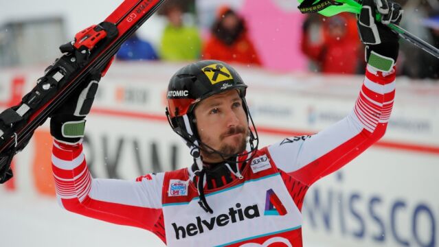 Marcel Hirscher celebrando el triunfo
