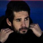 Isco sentando en el banquillo