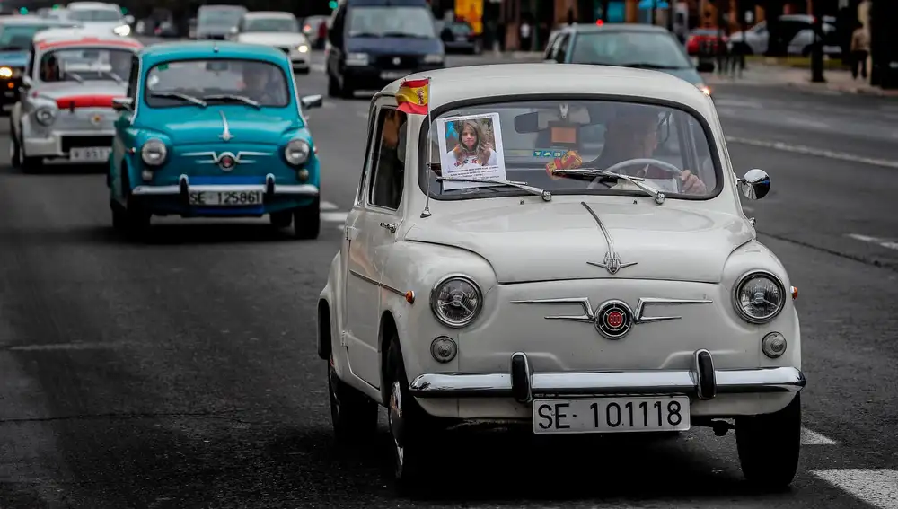Hace unos días, unos 200 coches antiguos llegados a Sevilla desde varios puntos de España recorrieron las principales calles de la capital hispalense, en apoyo a la petición de la familia de Marta del Castillo de que se repita el juicio por su asesinato / Foto: Efe