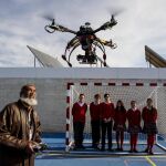 El ingeniero Juan Roestel de la empresa Málaga Drone Tech, muestra a unos a alumnos del Colegio El Pinar de Alhaurín de la Torre (Málaga), el vuelo de un drone, donde enseñan a programar y manejar estos aparatos