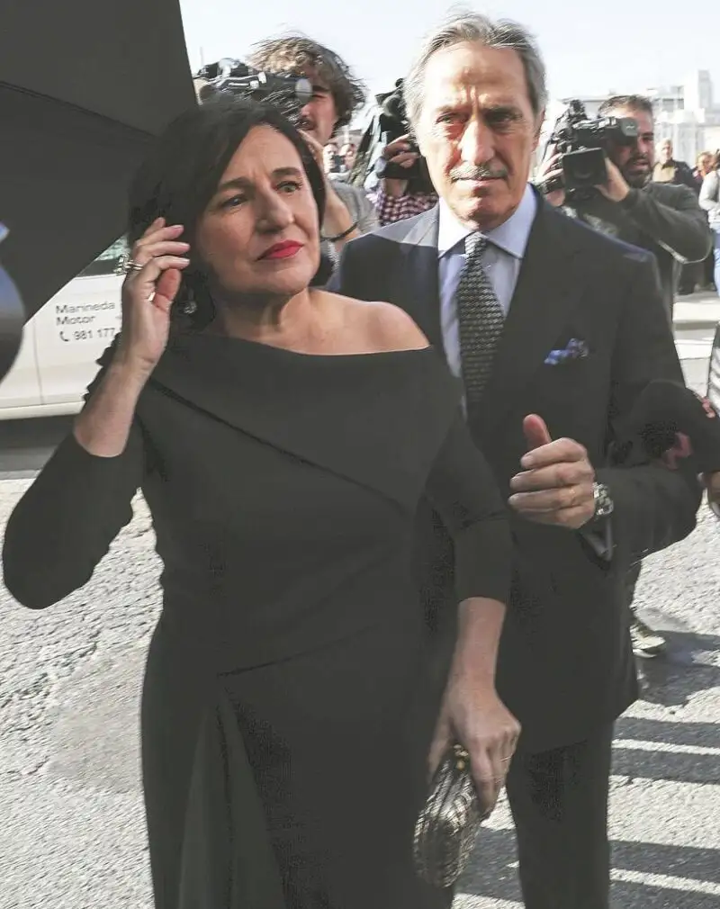 Carmen Echevarría y Roberto Torretta, a su llegada a la casa familiar donde se celebró el enlace / Gtres