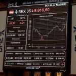 Panel informativo de la Bolsa de Madrid que muestra la evolución del principal indicador, el IBEX 35. EFE/ J.J. Guillén