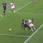 Momento en el que el lateral del Barcelona cae al suelo