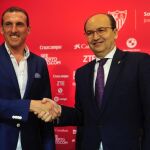 Arias estrecha la mano del presidente, Pepe Castro