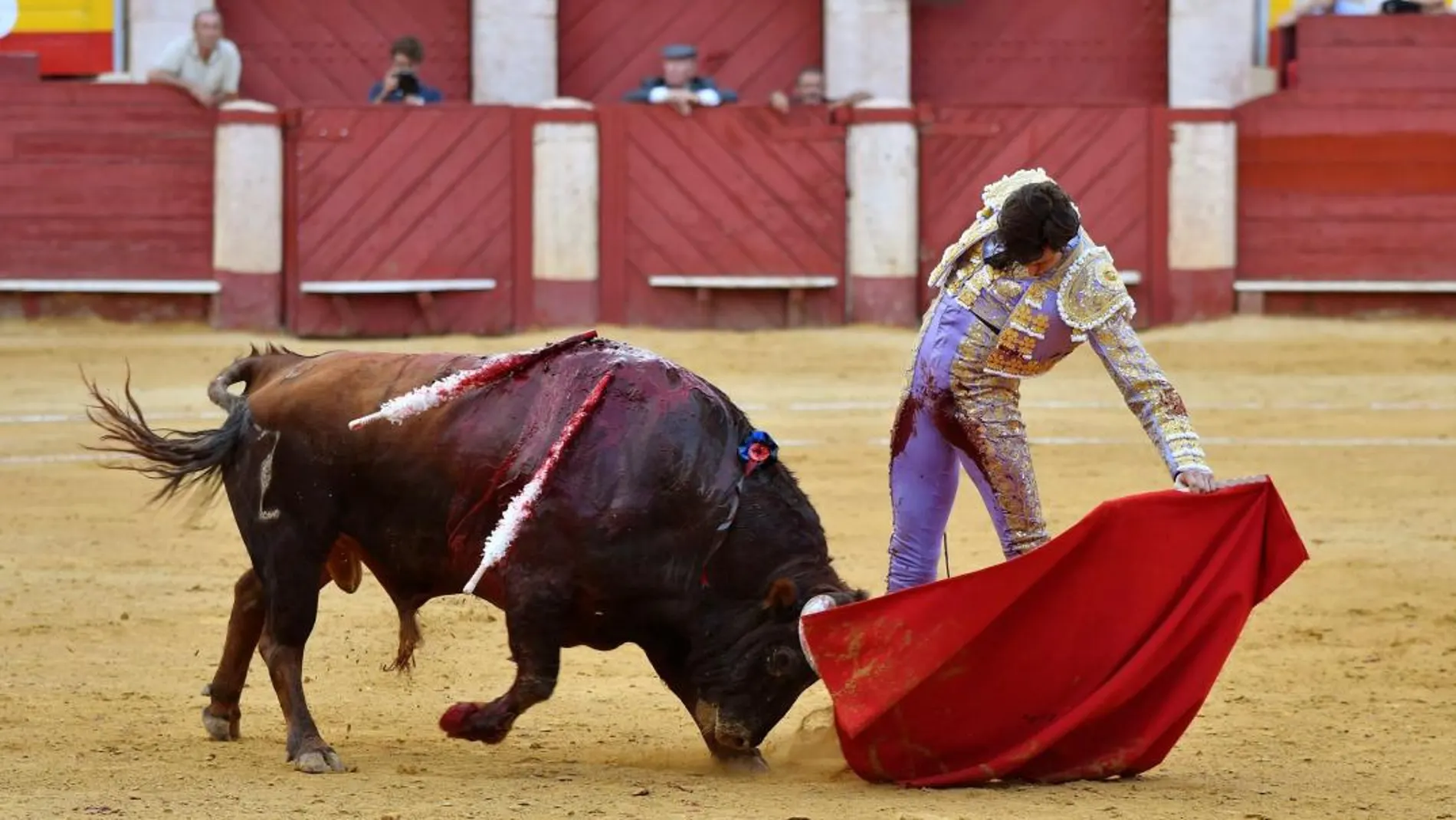 Roca Rey da un natural a su primer toro / EFE