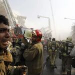 Bomberos desesperados al saber que sus compañeros estaban atrapados en el interior del edificio